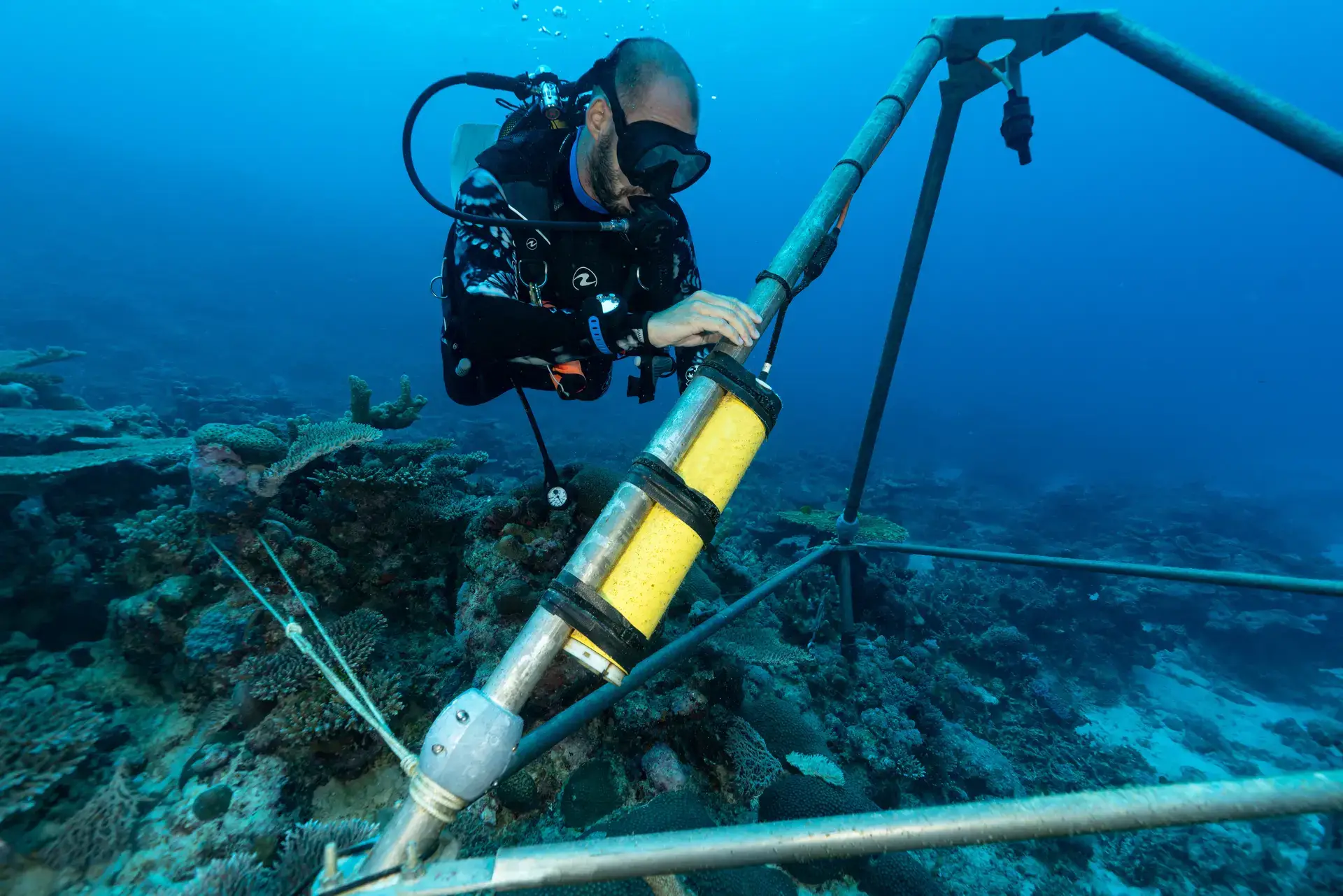 Installation of a tripod by a diver