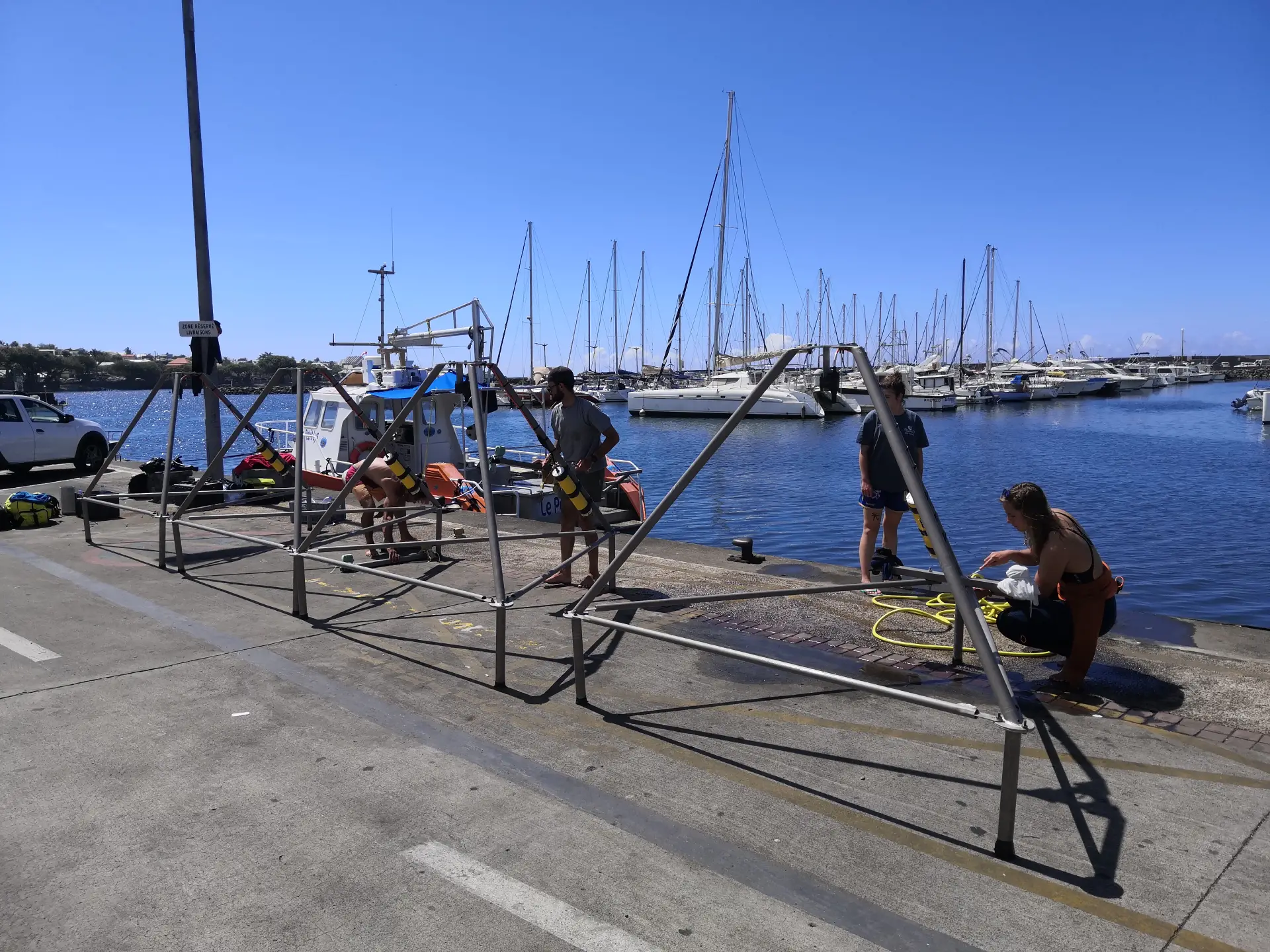 Dismantling of tripods on the port