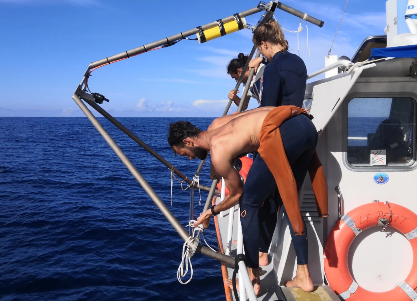 Departure at sea with a tripod for the seabed of Réunion